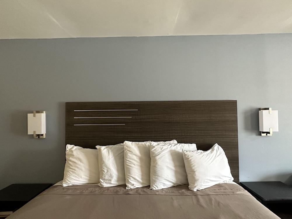 Express Inn & Suites photo 2