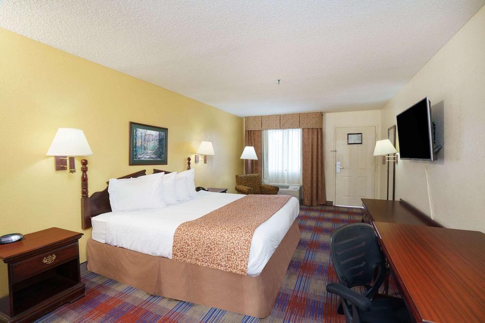 Travelodge by Wyndham Montgomery East photo 12