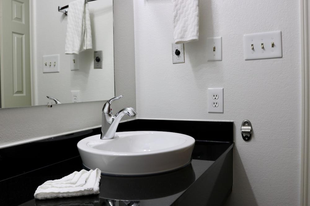 Heritage Inn & Suites photo 8