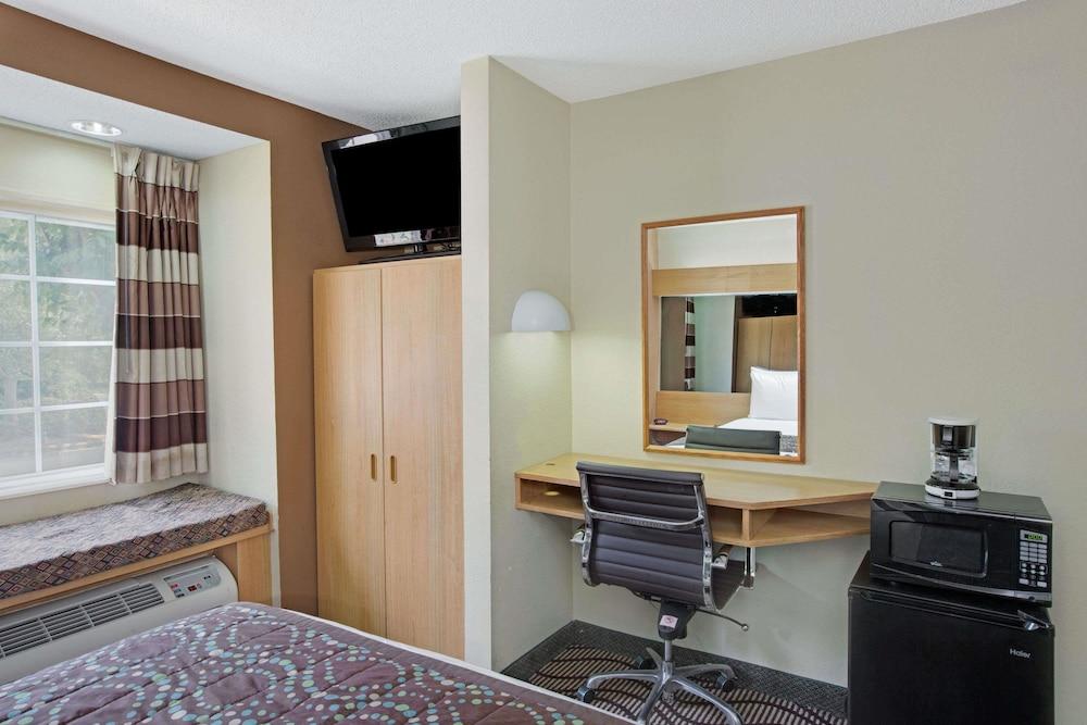 Microtel Inn by Wyndham Charlotte/University Place photo 6
