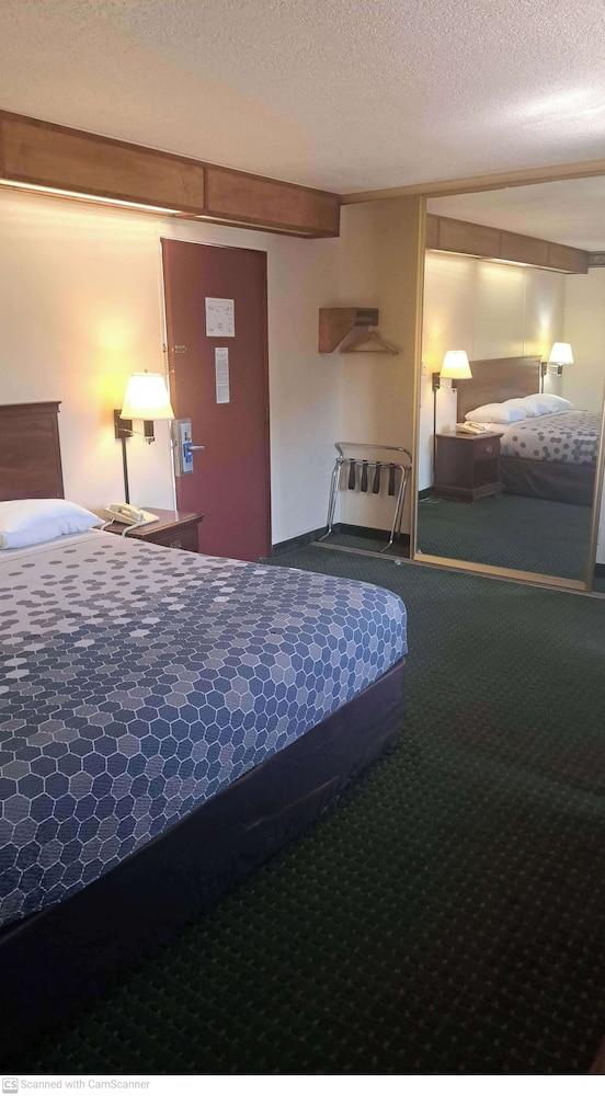 Broadway Inn photo 31