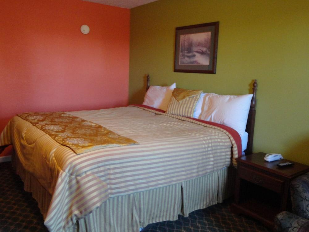 Royal Inn and Suites photo 13