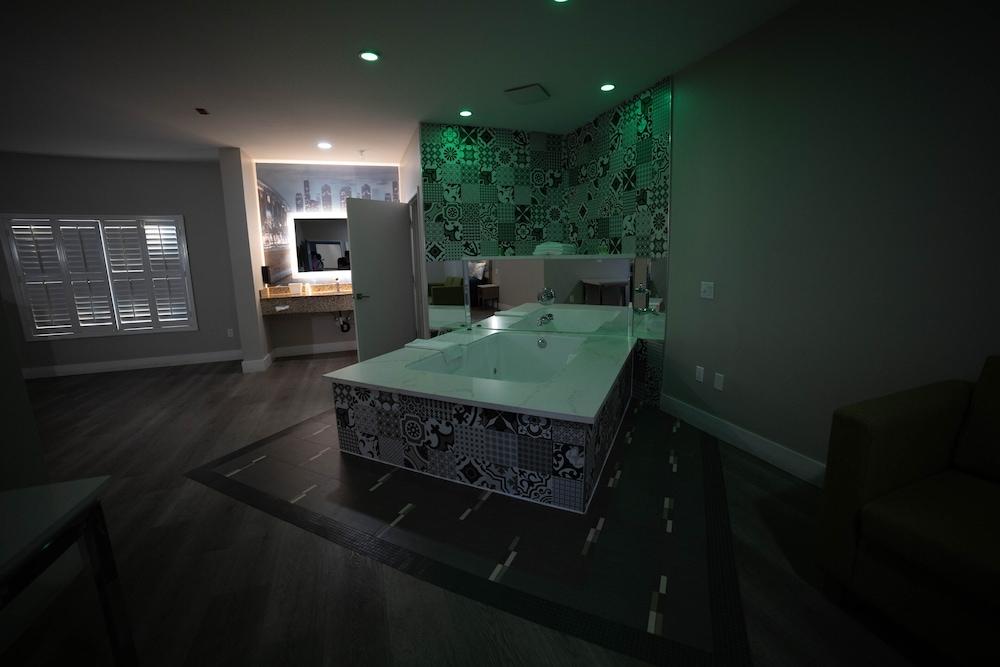 Mid City Inn and Suites photo 12