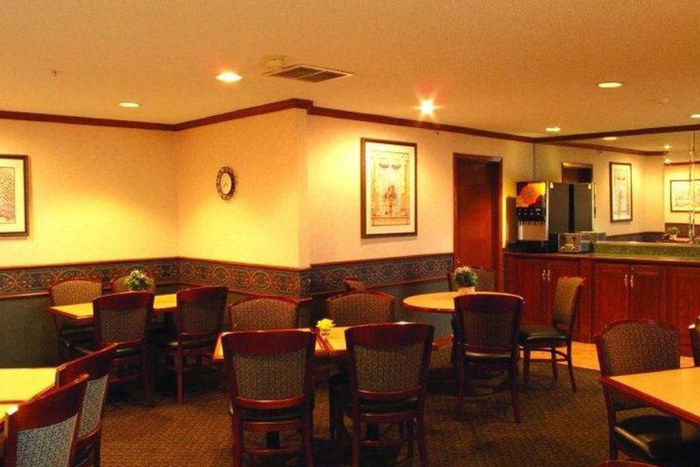 La Quinta Inn by Wyndham Detroit Southgate photo 40