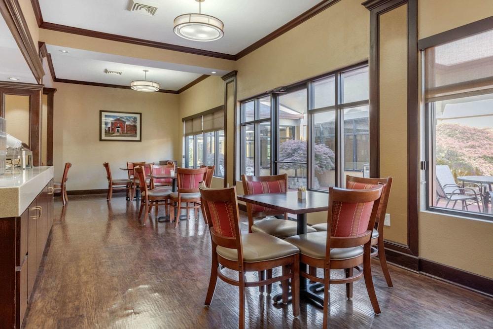 Comfort Suites Rolla photo 59