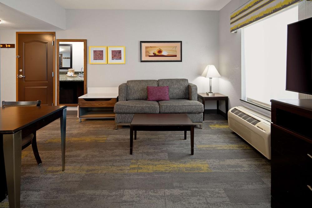 Hampton Inn & Suites Bakersfield/Hwy 58, CA photo 13