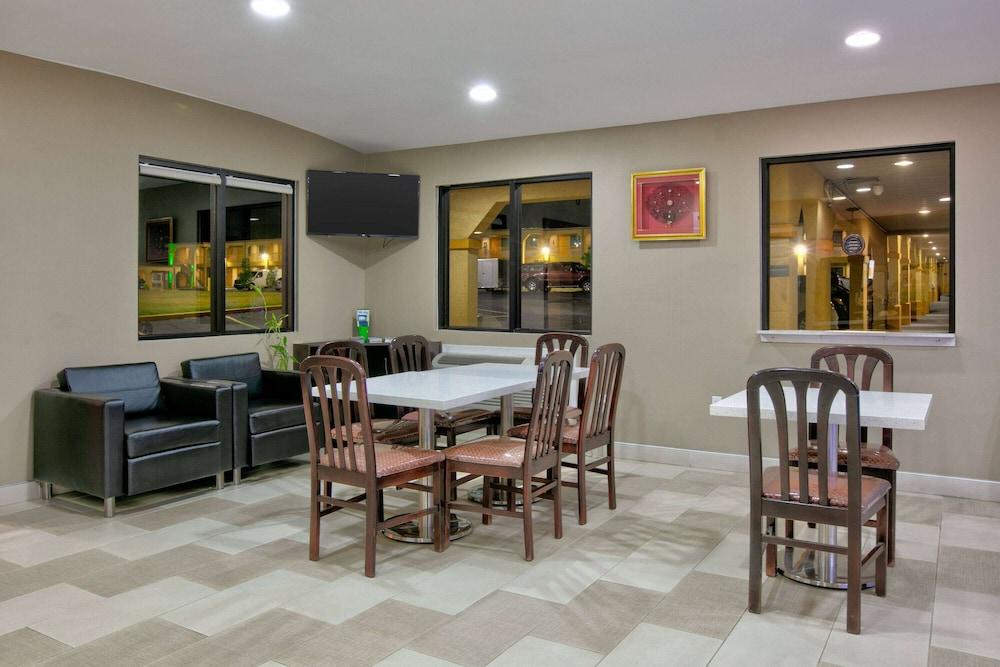 Super 8 by Wyndham Palestine photo 8