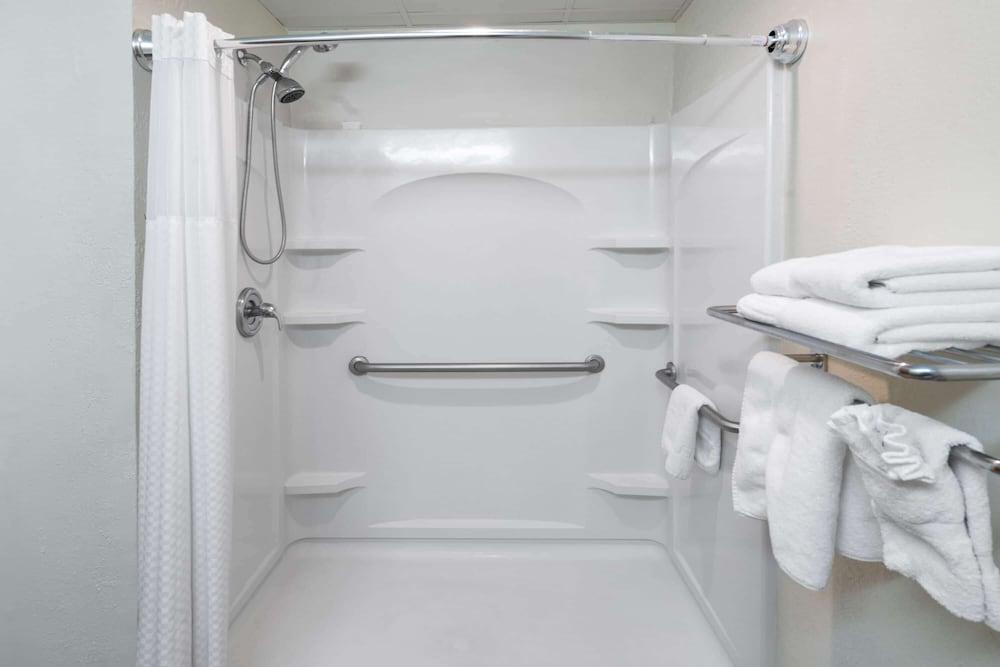 Red Roof Inn & Suites Hinesville photo 16