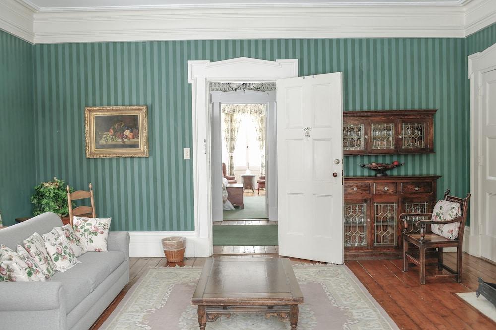 Delamater Inn photo 26