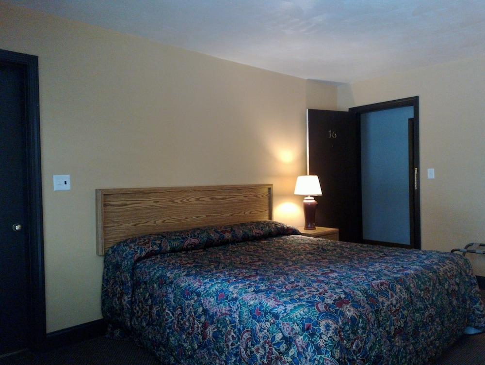 Colonial Inn Motel photo 8