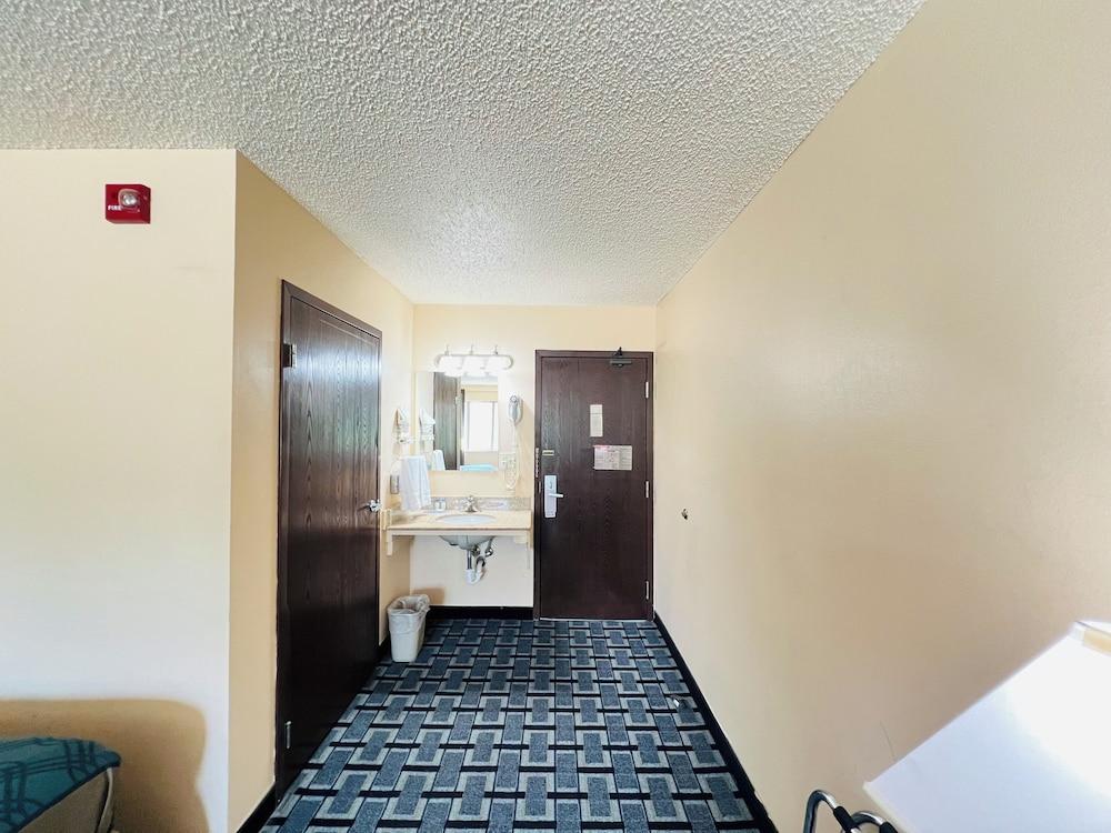 Hometown Inn & Suites photo 13