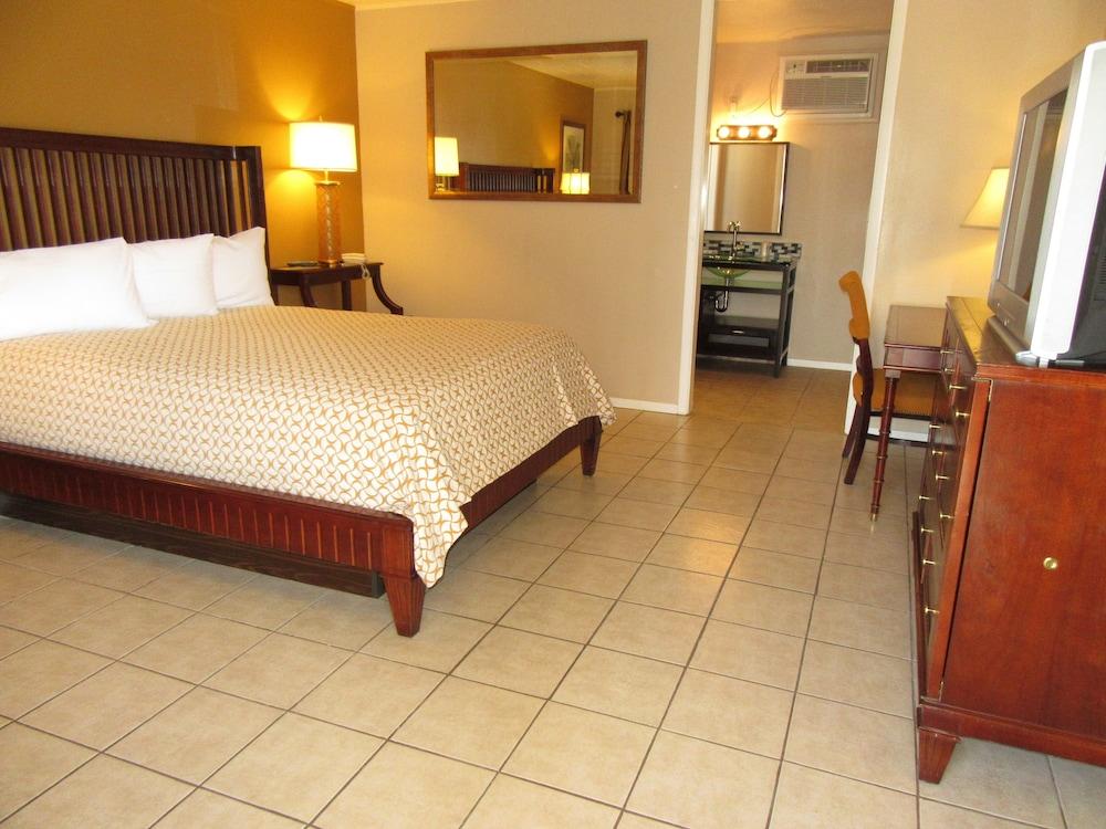 El Patio Inn photo 31