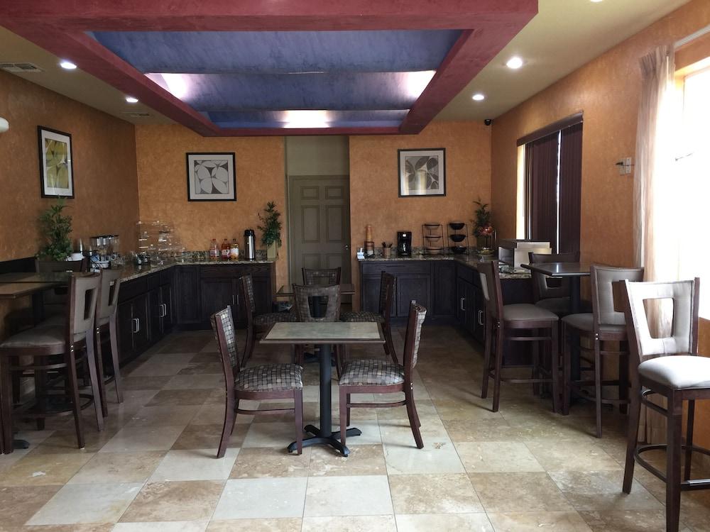 Pearsall Inn & Suites photo 15