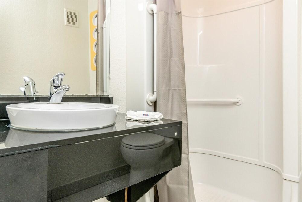 Motel 6 Fort Worth, TX - North photo 16