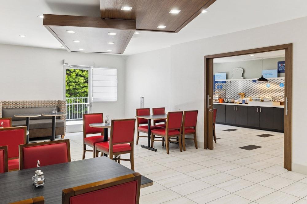 Holiday Inn Express & Suites Mountain View Silicon Valley by IHG photo 31