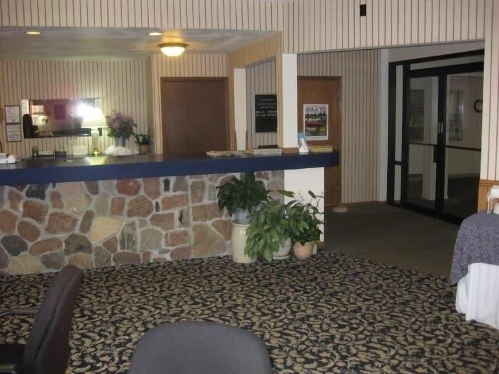 Econo Lodge Waupaca photo 17