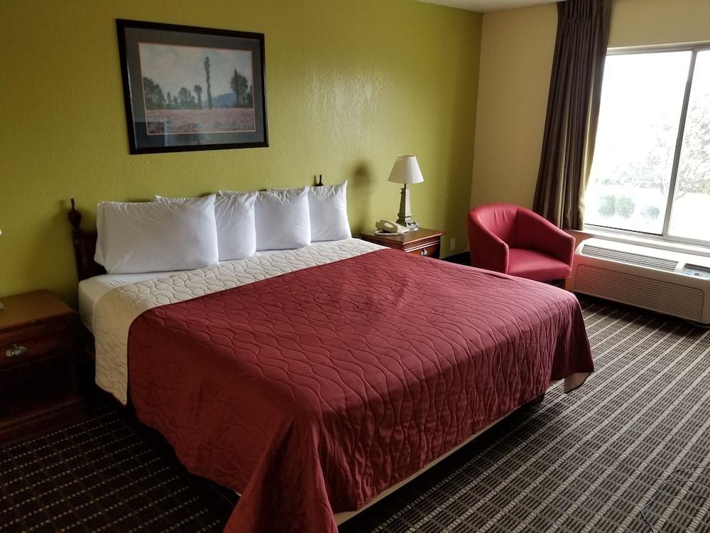 Travelodge by Wyndham Lansing IL photo 8
