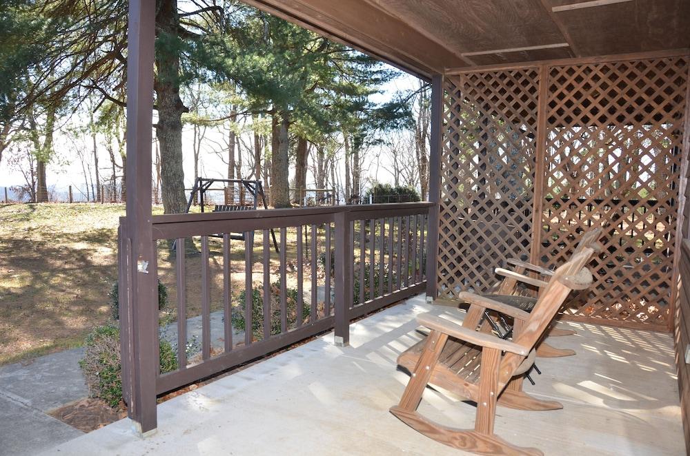 Bent Mountain Lodge photo 2