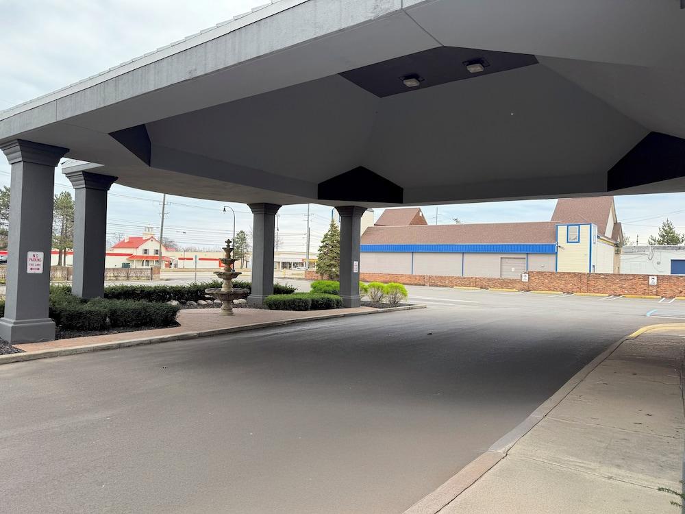 Quality Inn and Suites Livonia photo 25