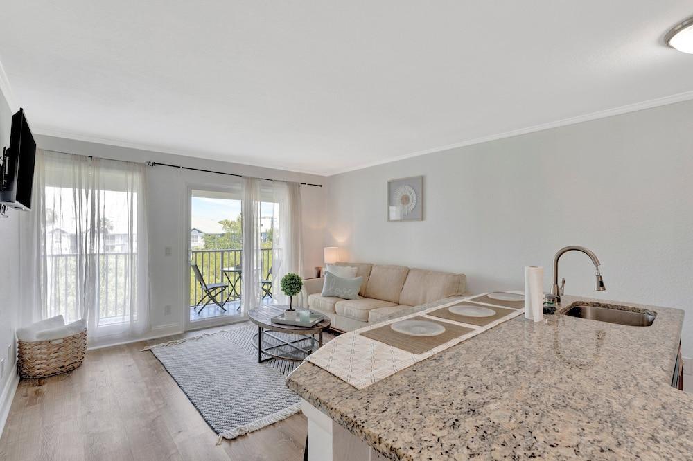 Seaside Luxury Oasis with balcony photo 40