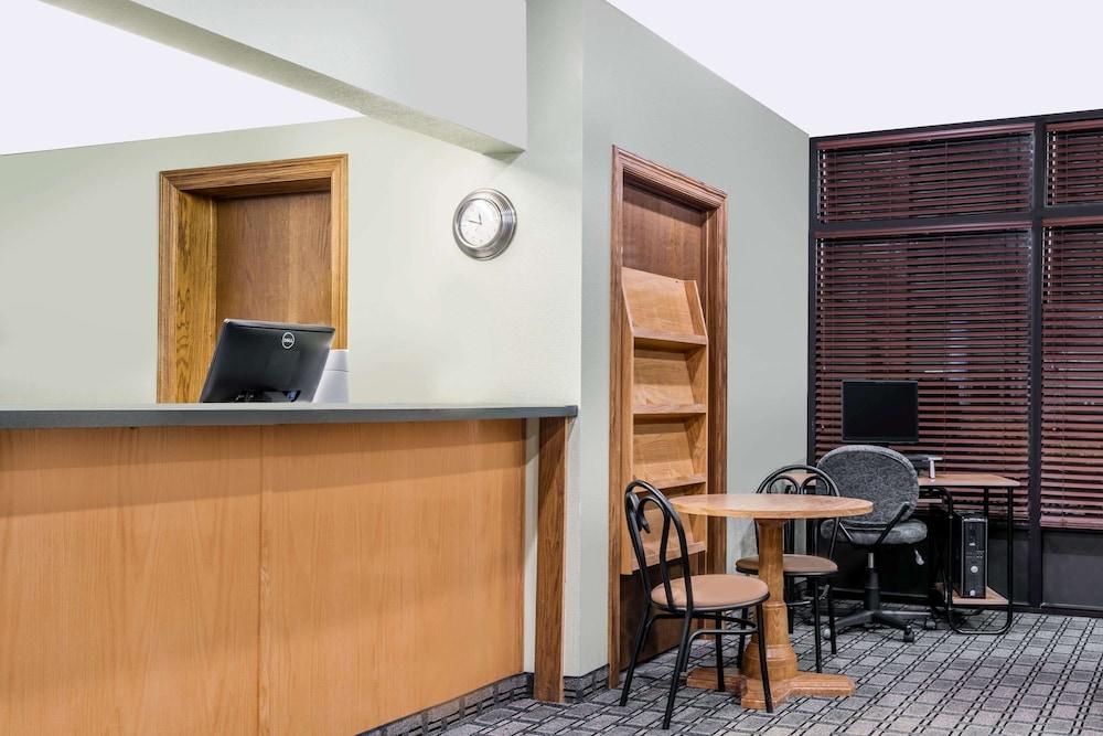 Super 8 by Wyndham Mankato photo 8