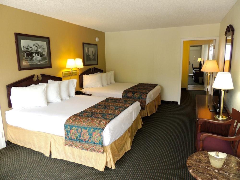Carmel Inn & Suites photo 14