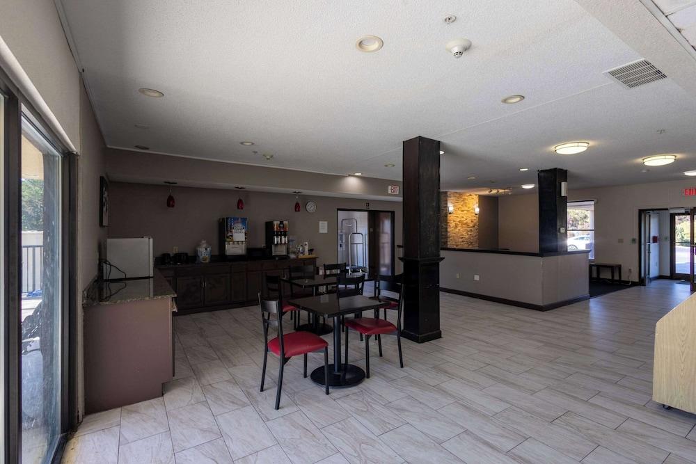 Clarion Pointe photo 2