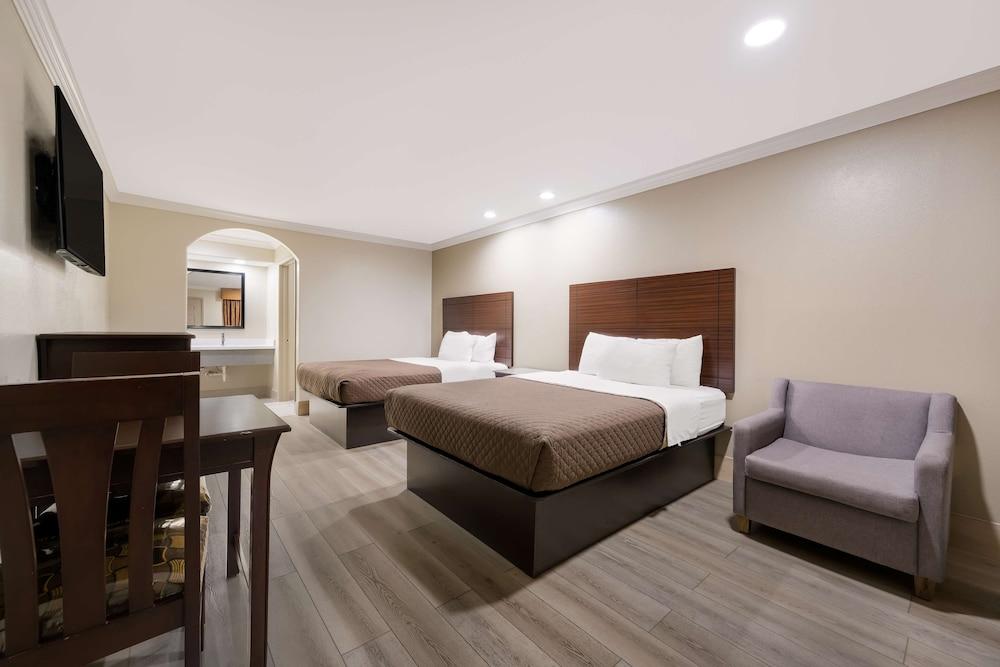 Americas Best Value Inn Houston Heights at I-45 photo 14