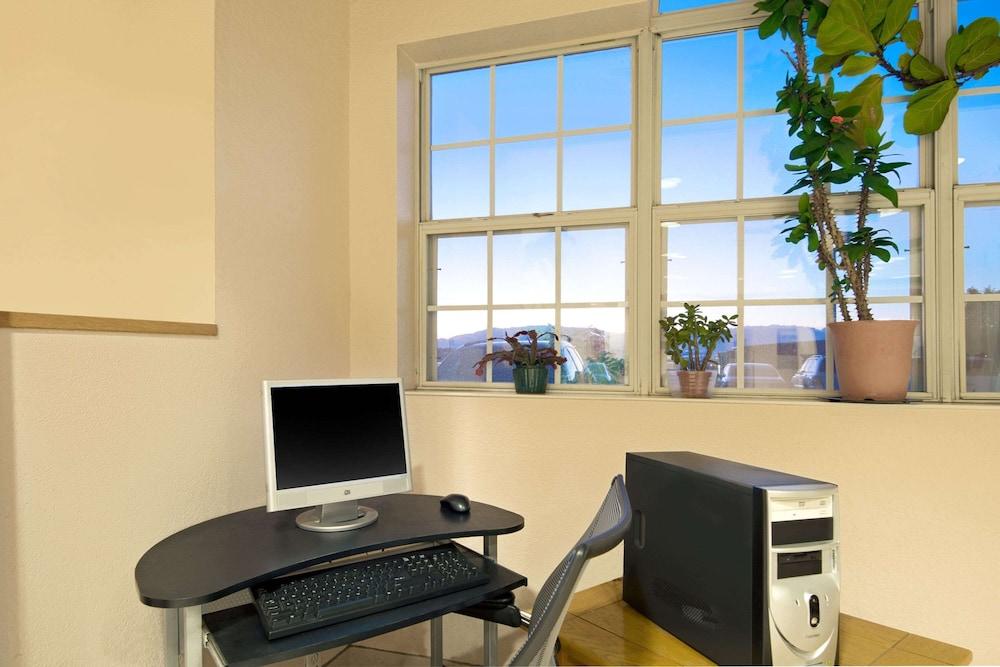 Microtel Inn & Suites by Wyndham Albuquerque West photo 24