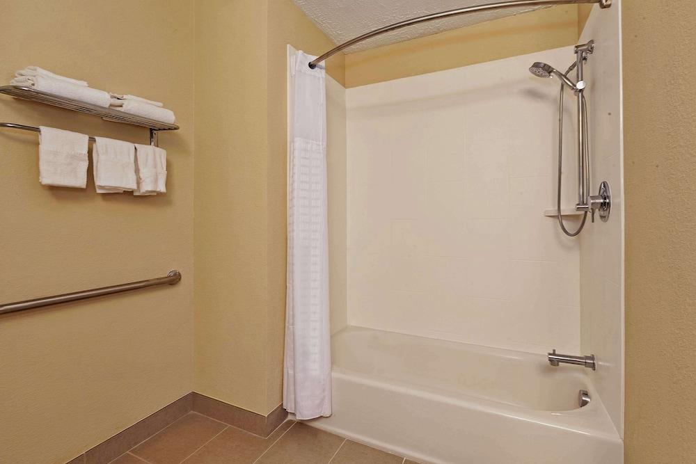 Comfort Inn Whitehall near Michigan's Adventure photo 8