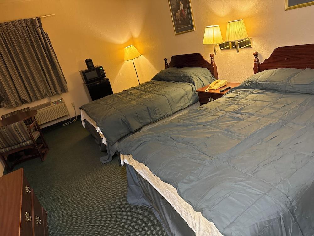 Highland Inn Peculiar photo 2