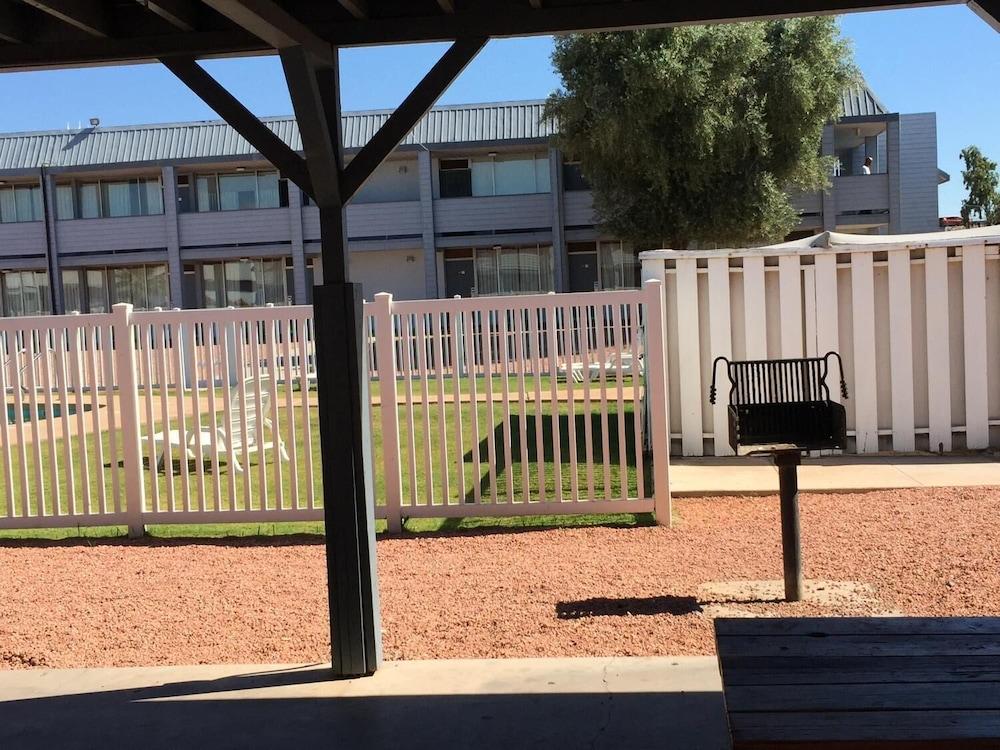 E-Z 8 Motel Phoenix Airporter photo 3