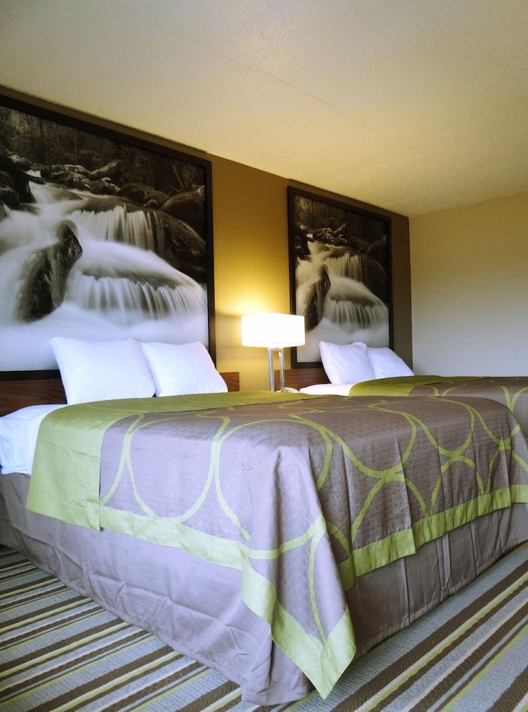 Super 8 by Wyndham Pigeon Forge Dollywood Lane photo 8