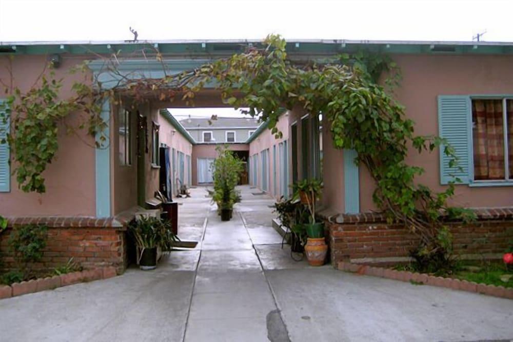 Pavilions Motel photo 32