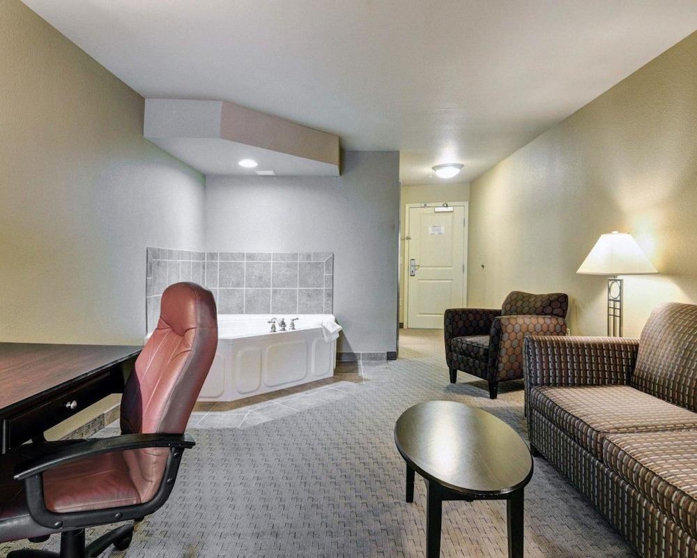 Comfort Suites near Hot Springs Park photo 15