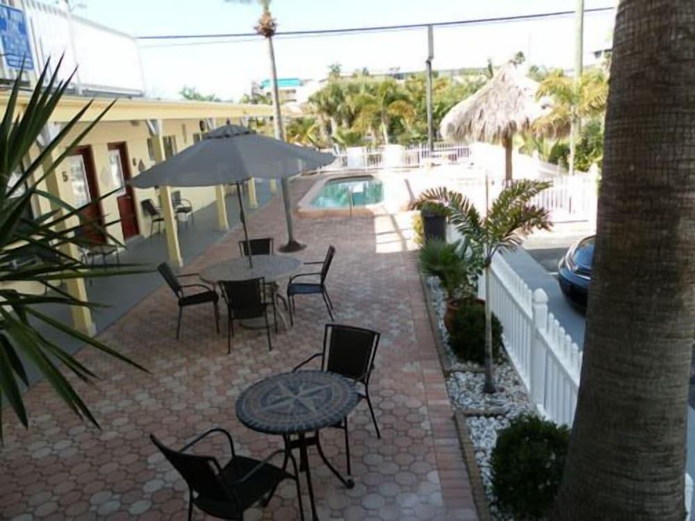 Silver Sands Motel photo 2