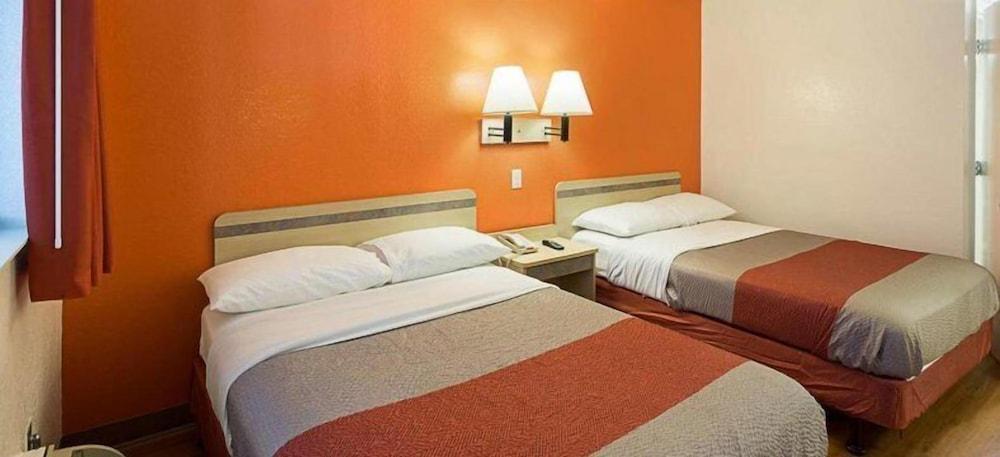 Super 6 Inn & Suites Baton Rouge photo 26
