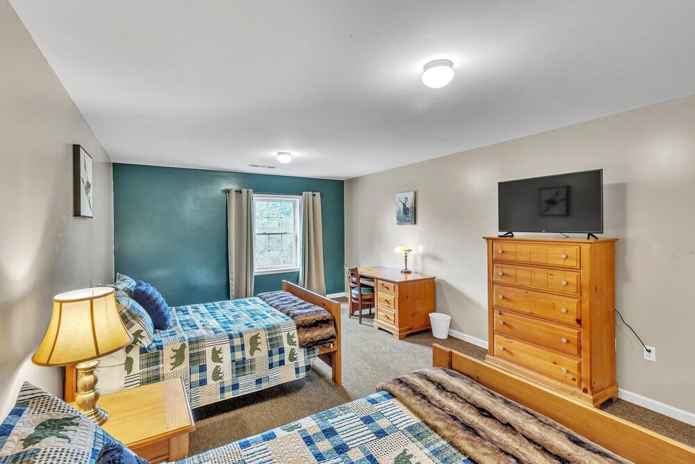 Green Goose Lodge - Studio Apt Sleeps 4 Condo photo 17