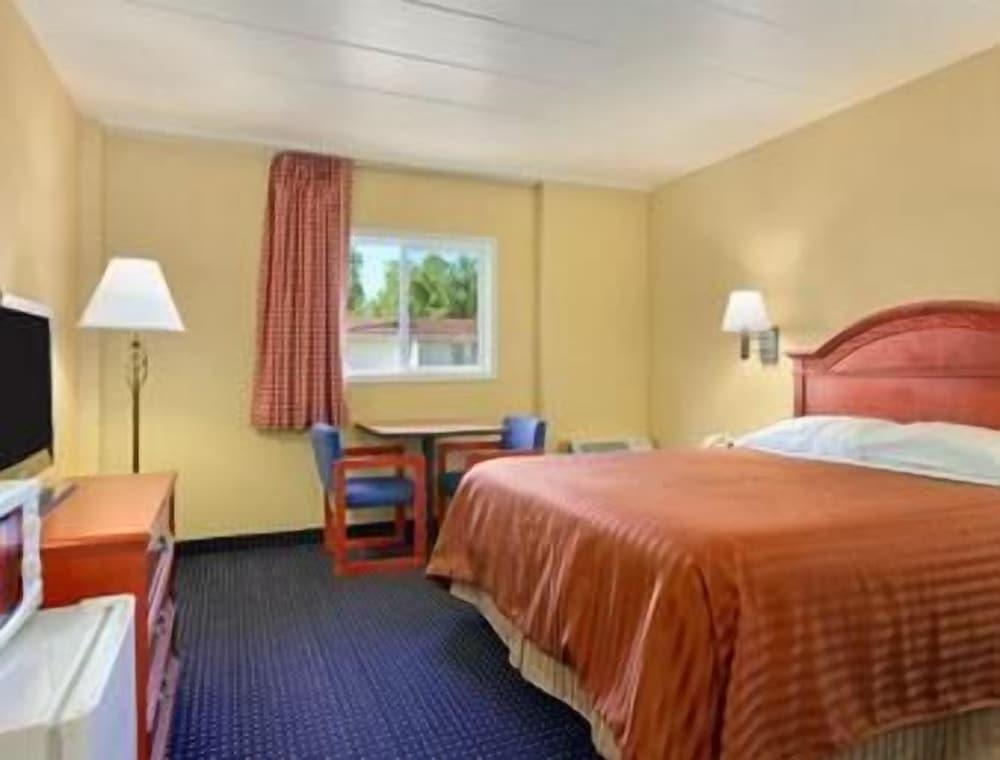 Travelodge by Wyndham Lima OH photo 21