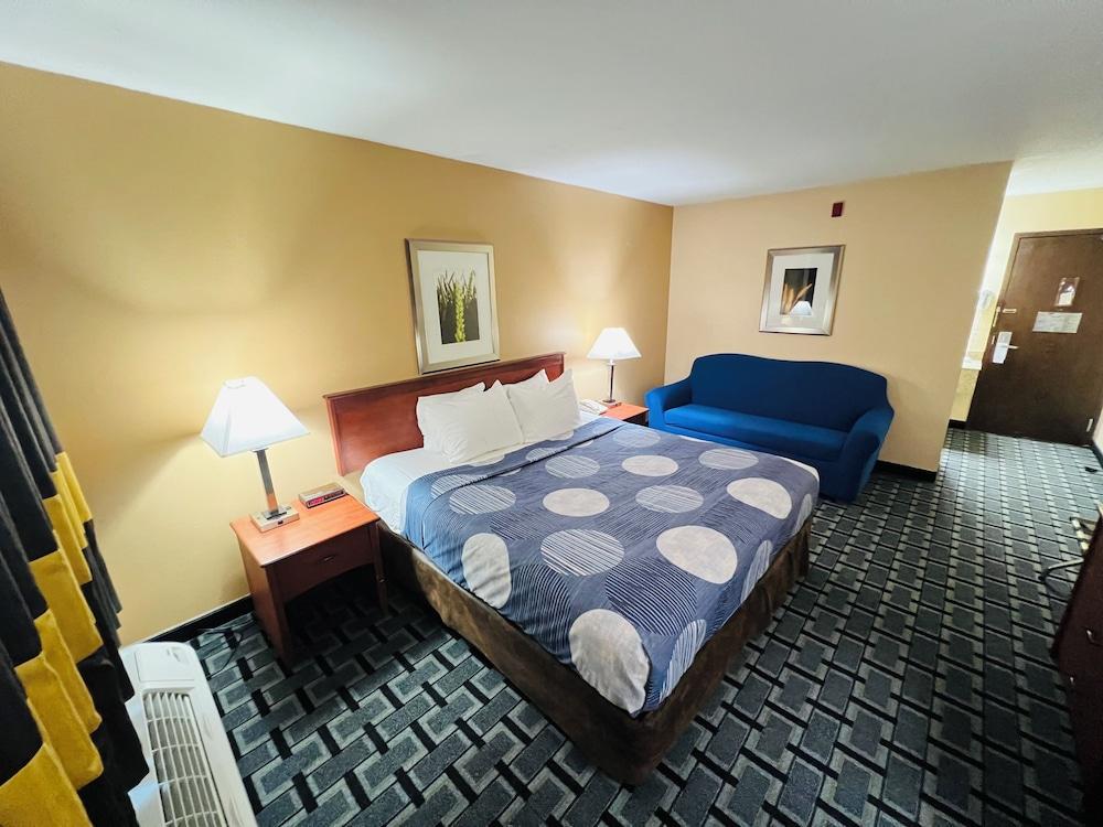 Hometown Inn & Suites photo 9