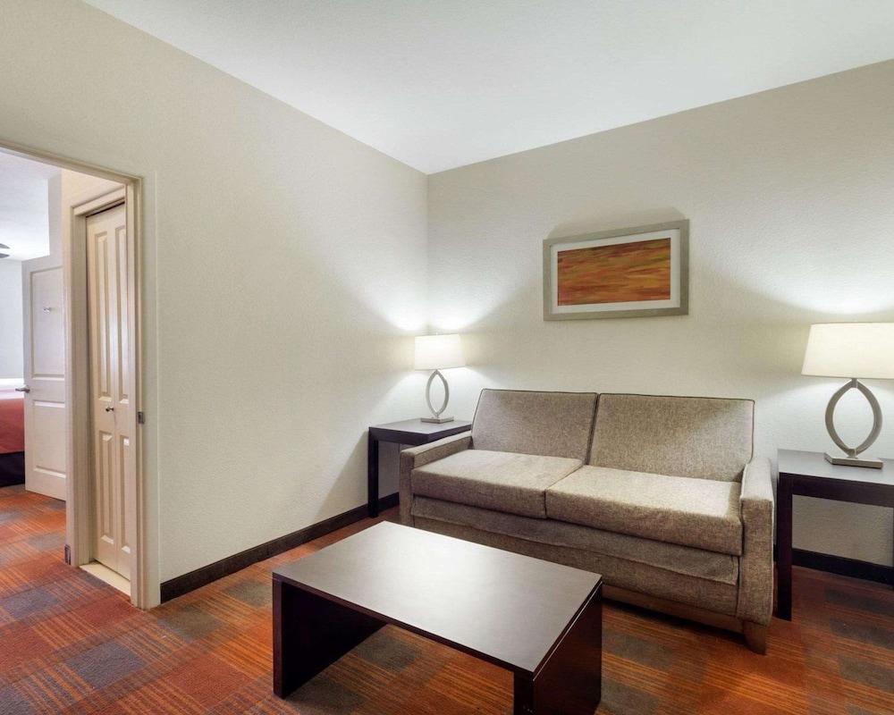 Garner Hotel Victoria - East by IHG photo 4