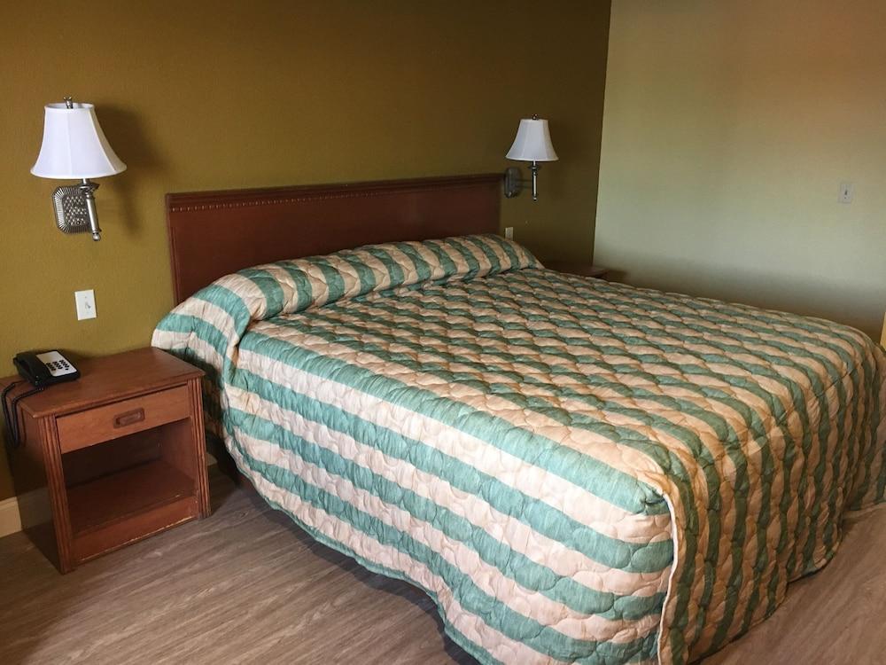 Bellflower Travel Inn photo 47