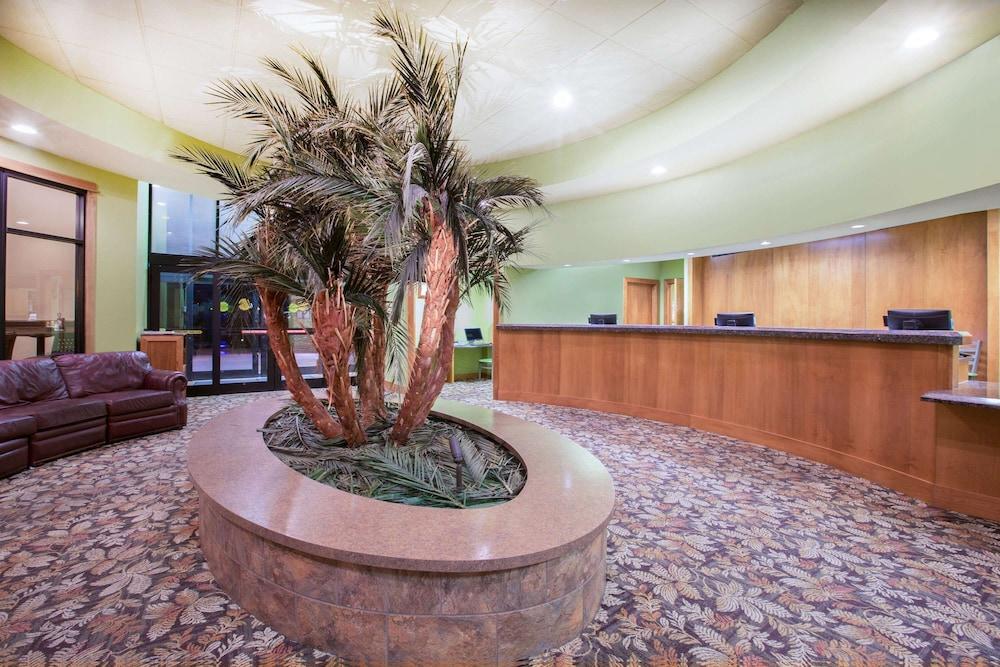 Ramada Tropics Resort & Conf Center by Wyndham Des Moines photo 16