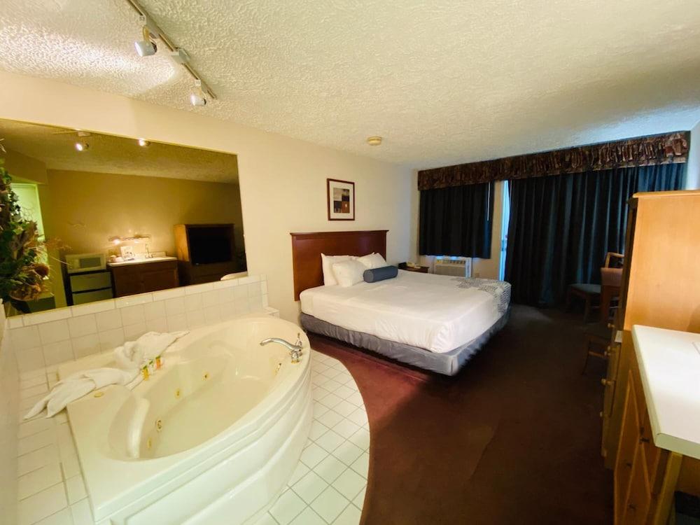 Fleetwood Inn & Suites photo 27