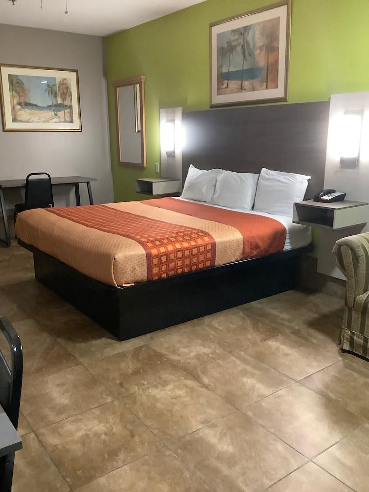Texas Inn Weslaco photo 26