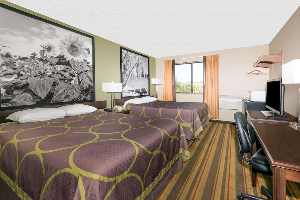 Super 8 by Wyndham Topeka/Wanamaker RD/I-70 photo 10