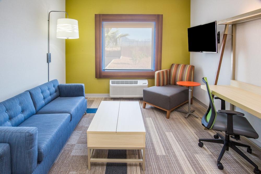 Holiday Inn Express & Suites Pahrump by IHG photo 2