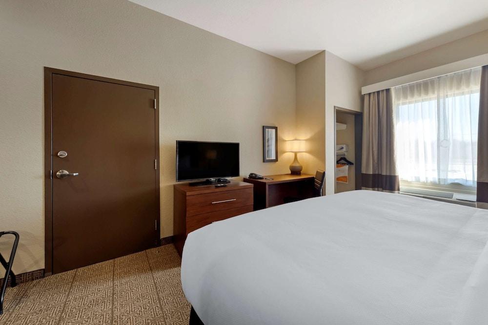 Comfort Inn & Suites Harrah photo 2