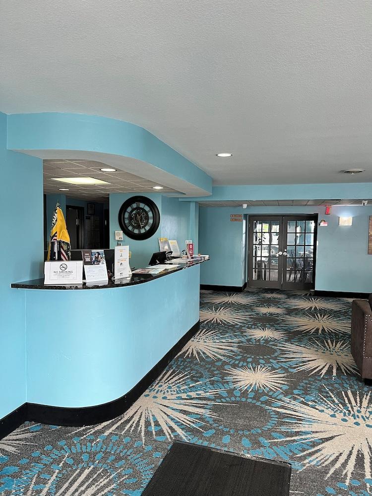 Days Inn by Wyndham Neenah photo 27