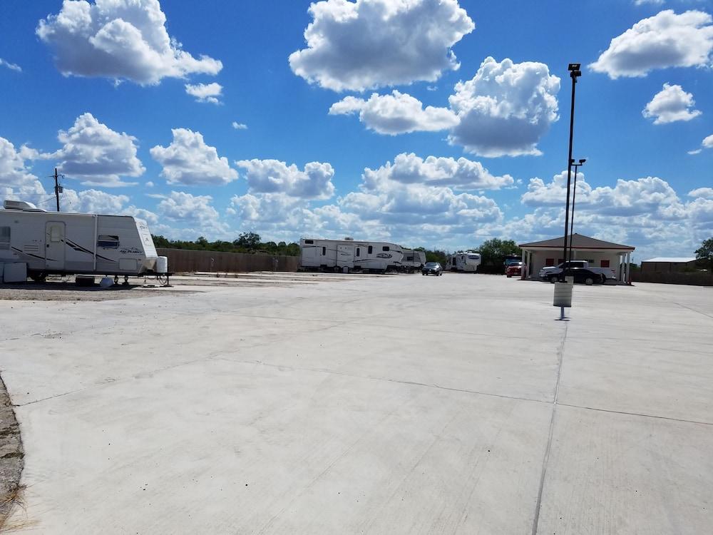 Luxury Inn & RV Park photo 31